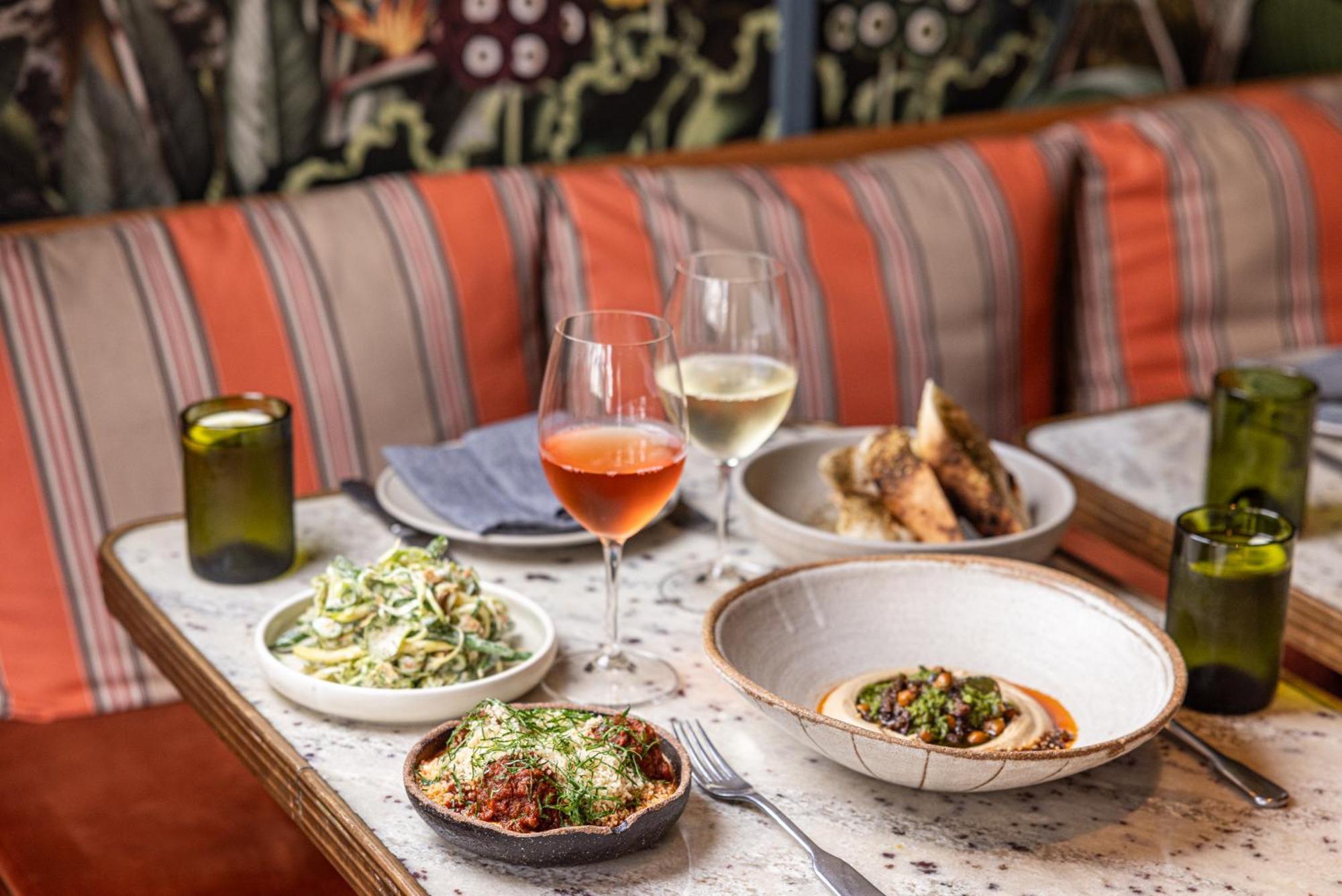 Ovolo The Valley Brisbane Zewnętrze zdjęcie Dishes at the restaurant