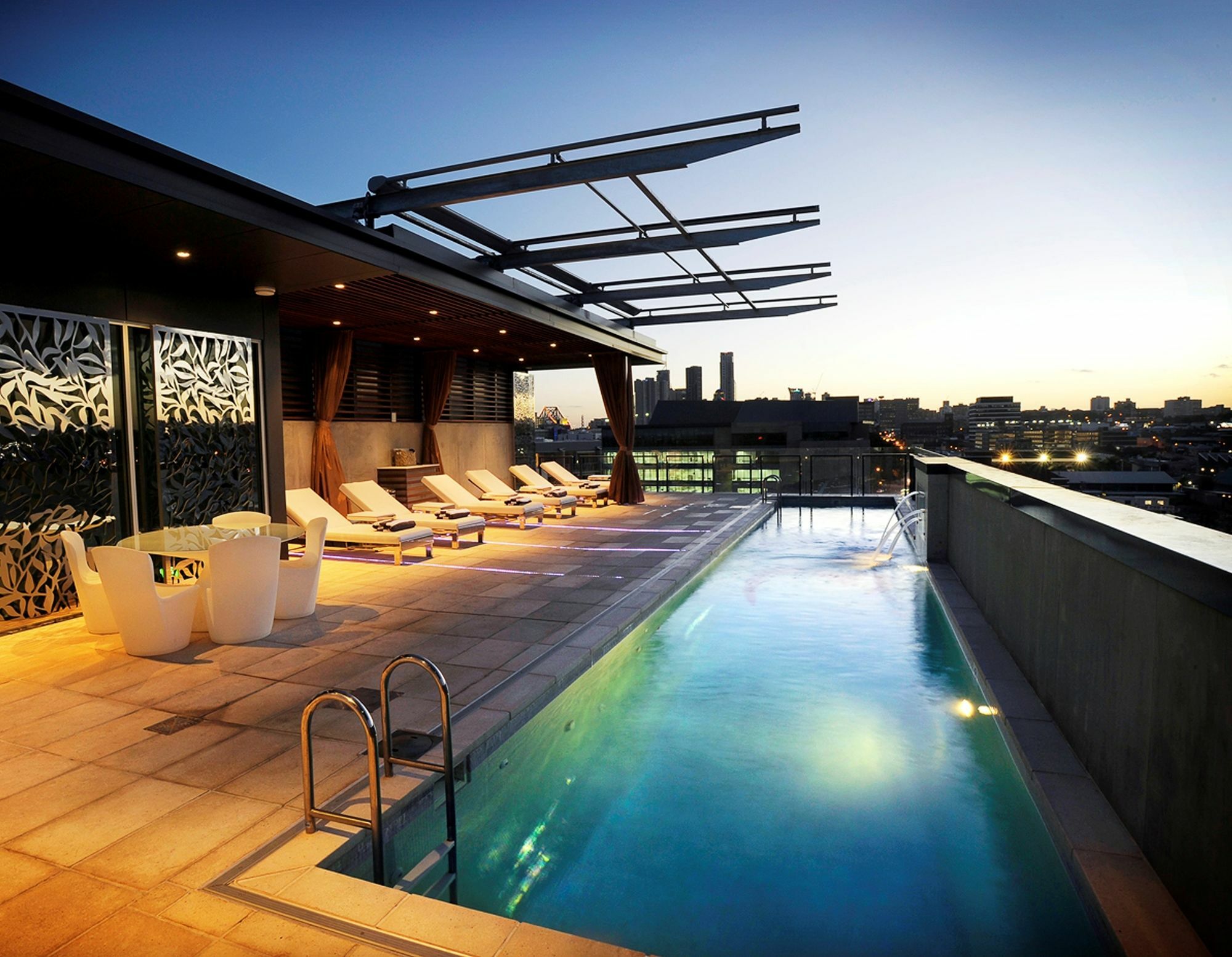 Ovolo The Valley Brisbane Zewnętrze zdjęcie Rooftop pool at the hotel